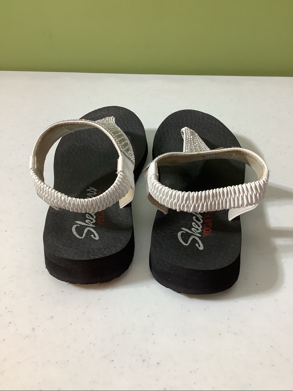 Skechers Meditation Luxe bone with silver accents thong sandals, size  7 - Picture 3 of 6